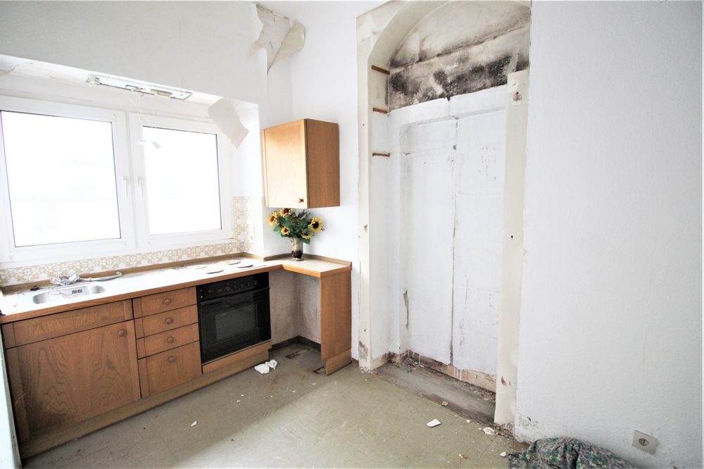 Immobilienangebot - Düsseldorf - Alle - Lörick: sanierungsbedürftiges Mehrfamilienhaus mit 8 Wohneinheiten und einem Bungalow im Hinterhof