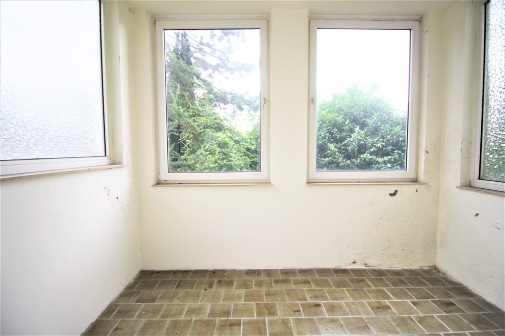 Immobilienangebot - Düsseldorf - Alle - Lörick: sanierungsbedürftiges Mehrfamilienhaus mit 8 Wohneinheiten und einem Bungalow im Hinterhof