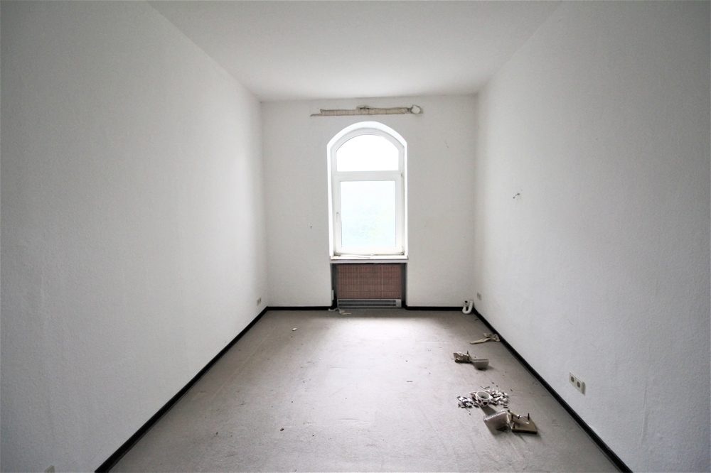 Immobilienangebot - Düsseldorf - Alle - Lörick: sanierungsbedürftiges Mehrfamilienhaus mit 8 Wohneinheiten und einem Bungalow im Hinterhof