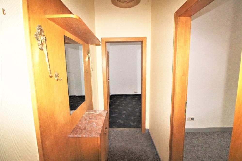 Immobilienangebot - Düsseldorf - Alle - Lörick: sanierungsbedürftiges Mehrfamilienhaus mit 8 Wohneinheiten und einem Bungalow im Hinterhof