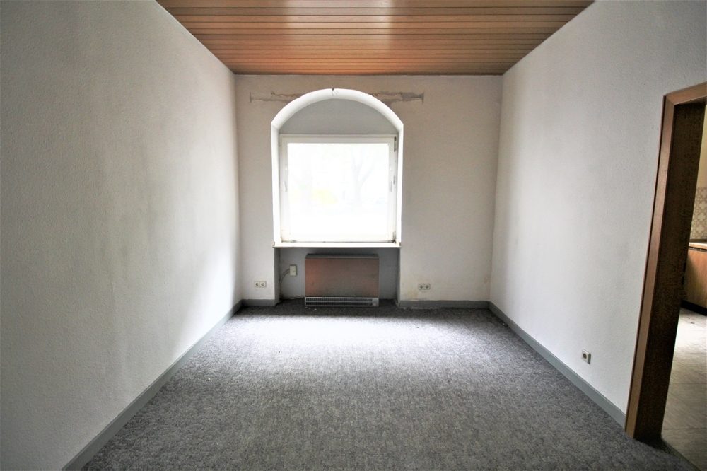 Immobilienangebot - Düsseldorf - Alle - Lörick: sanierungsbedürftiges Mehrfamilienhaus mit 8 Wohneinheiten und einem Bungalow im Hinterhof