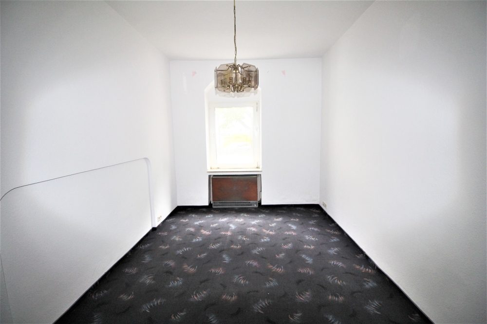 Immobilienangebot - Düsseldorf - Alle - Lörick: sanierungsbedürftiges Mehrfamilienhaus mit 8 Wohneinheiten und einem Bungalow im Hinterhof