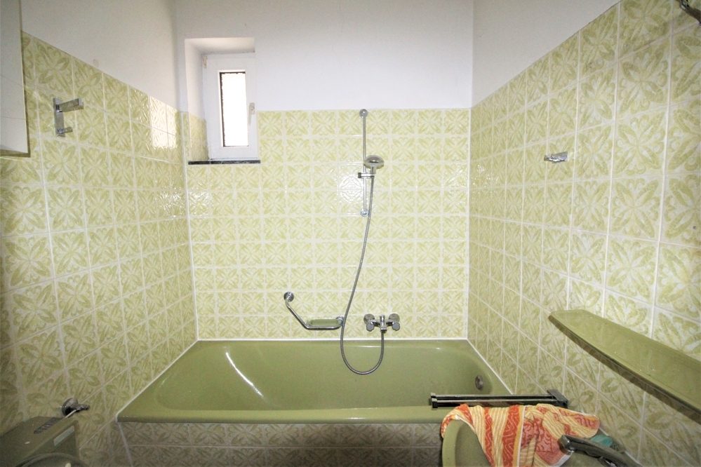 Immobilienangebot - Düsseldorf - Alle - Lörick: sanierungsbedürftiges Mehrfamilienhaus mit 8 Wohneinheiten und einem Bungalow im Hinterhof