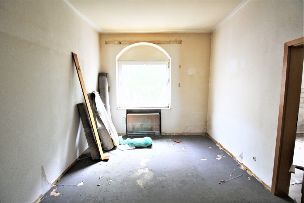 Immobilienangebot - Düsseldorf - Alle - Lörick: sanierungsbedürftiges Mehrfamilienhaus mit 8 Wohneinheiten und einem Bungalow im Hinterhof