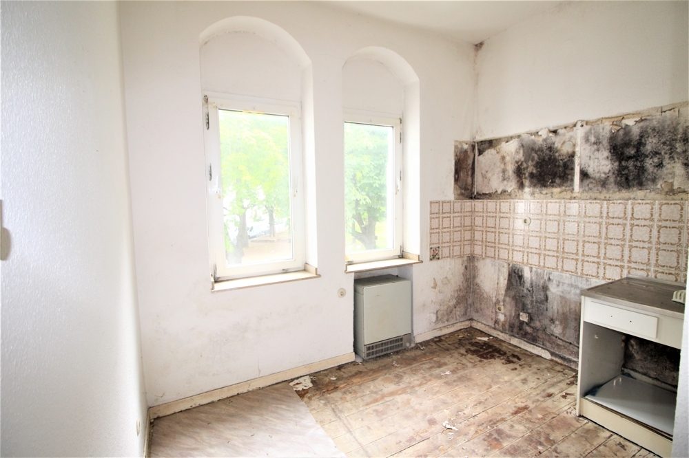 Immobilienangebot - Düsseldorf - Alle - Lörick: sanierungsbedürftiges Mehrfamilienhaus mit 8 Wohneinheiten und einem Bungalow im Hinterhof