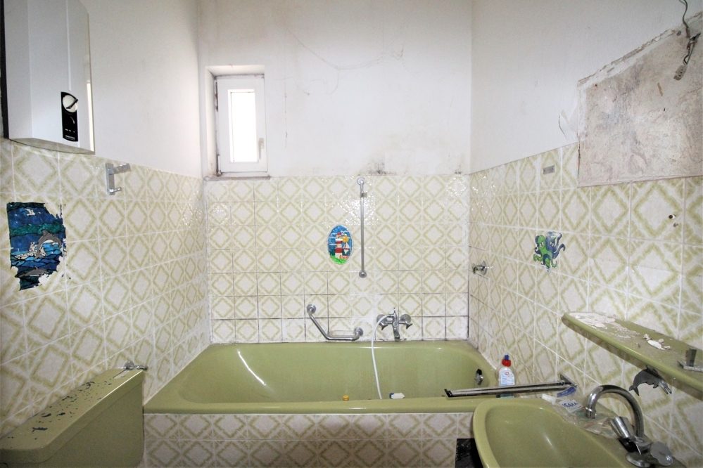 Immobilienangebot - Düsseldorf - Alle - Lörick: sanierungsbedürftiges Mehrfamilienhaus mit 8 Wohneinheiten und einem Bungalow im Hinterhof