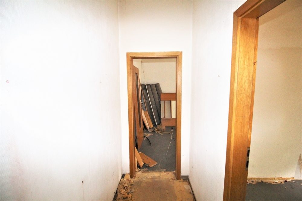 Immobilienangebot - Düsseldorf - Alle - Lörick: sanierungsbedürftiges Mehrfamilienhaus mit 8 Wohneinheiten und einem Bungalow im Hinterhof