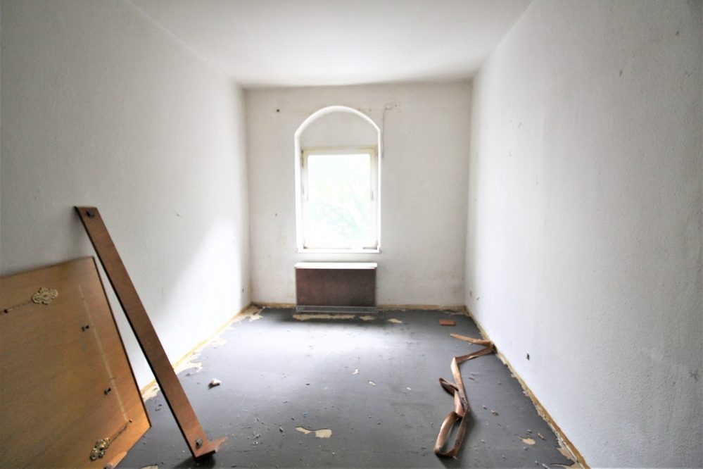 Immobilienangebot - Düsseldorf - Alle - Lörick: sanierungsbedürftiges Mehrfamilienhaus mit 8 Wohneinheiten und einem Bungalow im Hinterhof