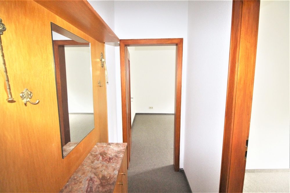 Immobilienangebot - Düsseldorf - Alle - Lörick: sanierungsbedürftiges Mehrfamilienhaus mit 8 Wohneinheiten und einem Bungalow im Hinterhof