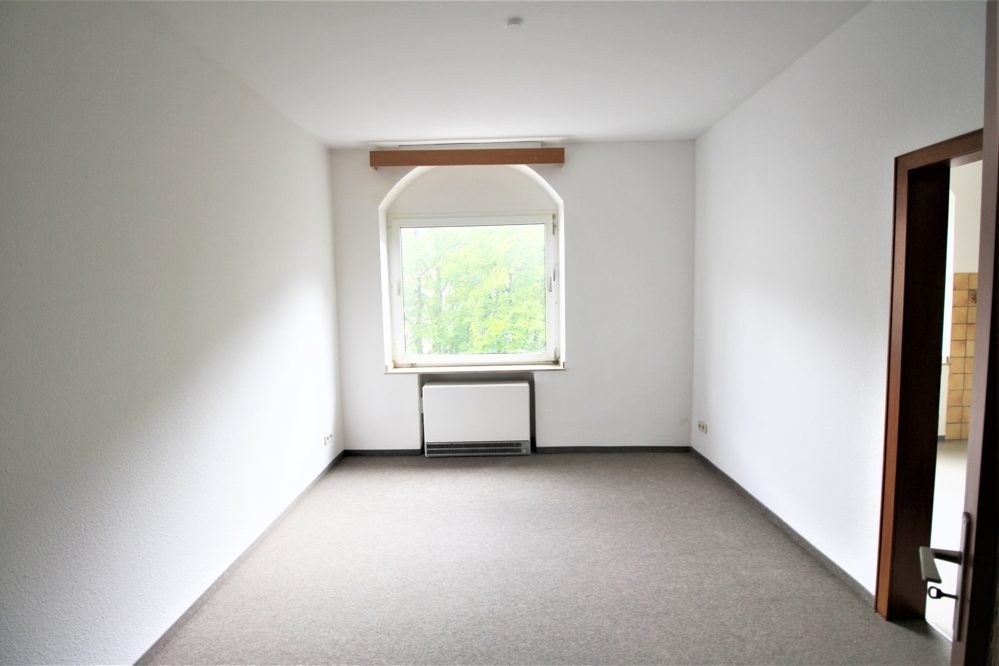 Immobilienangebot - Düsseldorf - Alle - Lörick: sanierungsbedürftiges Mehrfamilienhaus mit 8 Wohneinheiten und einem Bungalow im Hinterhof