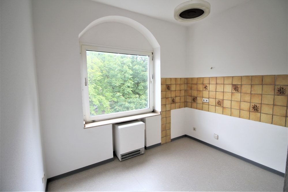 Immobilienangebot - Düsseldorf - Alle - Lörick: sanierungsbedürftiges Mehrfamilienhaus mit 8 Wohneinheiten und einem Bungalow im Hinterhof