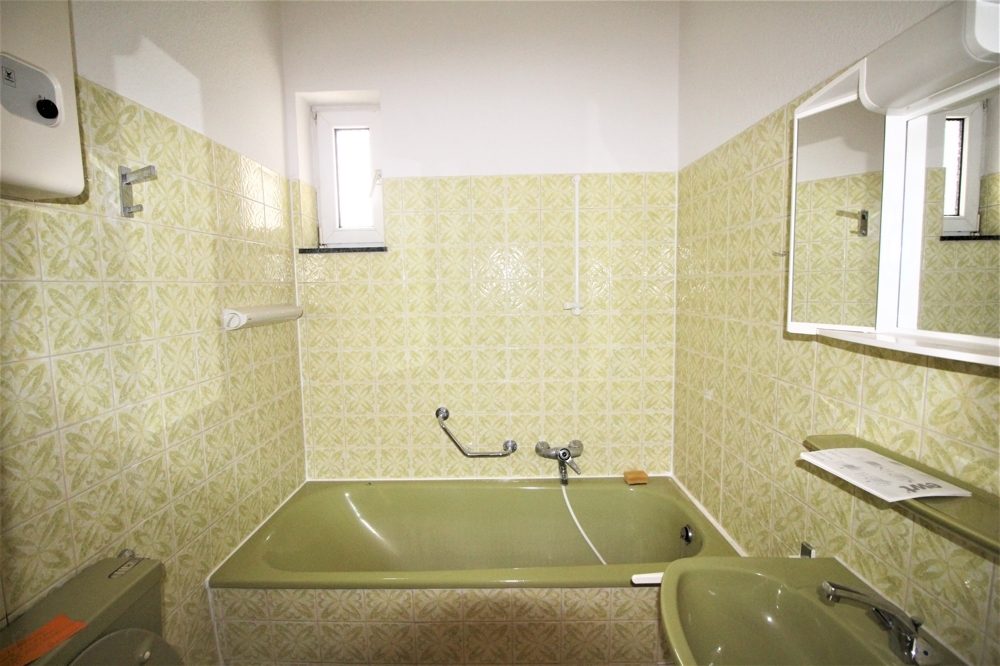 Immobilienangebot - Düsseldorf - Alle - Lörick: sanierungsbedürftiges Mehrfamilienhaus mit 8 Wohneinheiten und einem Bungalow im Hinterhof
