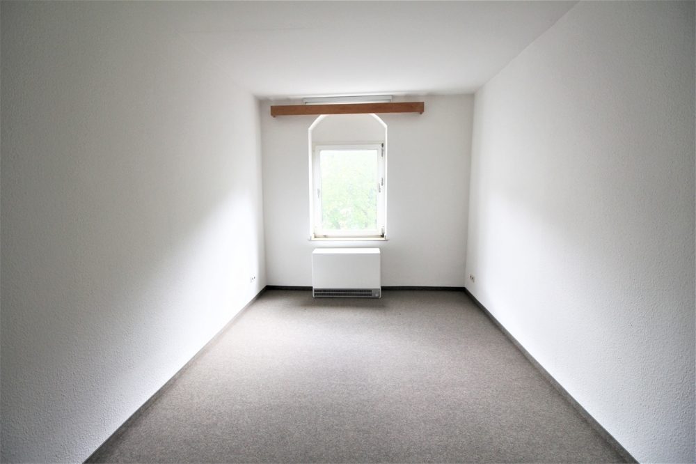 Immobilienangebot - Düsseldorf - Alle - Lörick: sanierungsbedürftiges Mehrfamilienhaus mit 8 Wohneinheiten und einem Bungalow im Hinterhof
