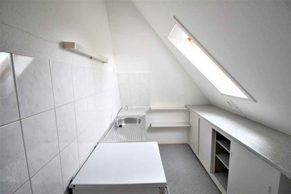 Immobilienangebot - Düsseldorf - Alle - Lörick: sanierungsbedürftiges Mehrfamilienhaus mit 8 Wohneinheiten und einem Bungalow im Hinterhof