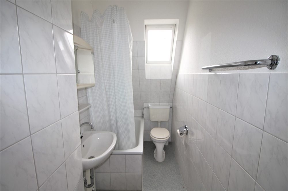 Immobilienangebot - Düsseldorf - Alle - Lörick: sanierungsbedürftiges Mehrfamilienhaus mit 8 Wohneinheiten und einem Bungalow im Hinterhof