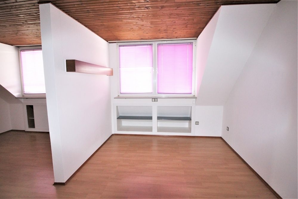 Immobilienangebot - Düsseldorf - Alle - Lörick: sanierungsbedürftiges Mehrfamilienhaus mit 8 Wohneinheiten und einem Bungalow im Hinterhof