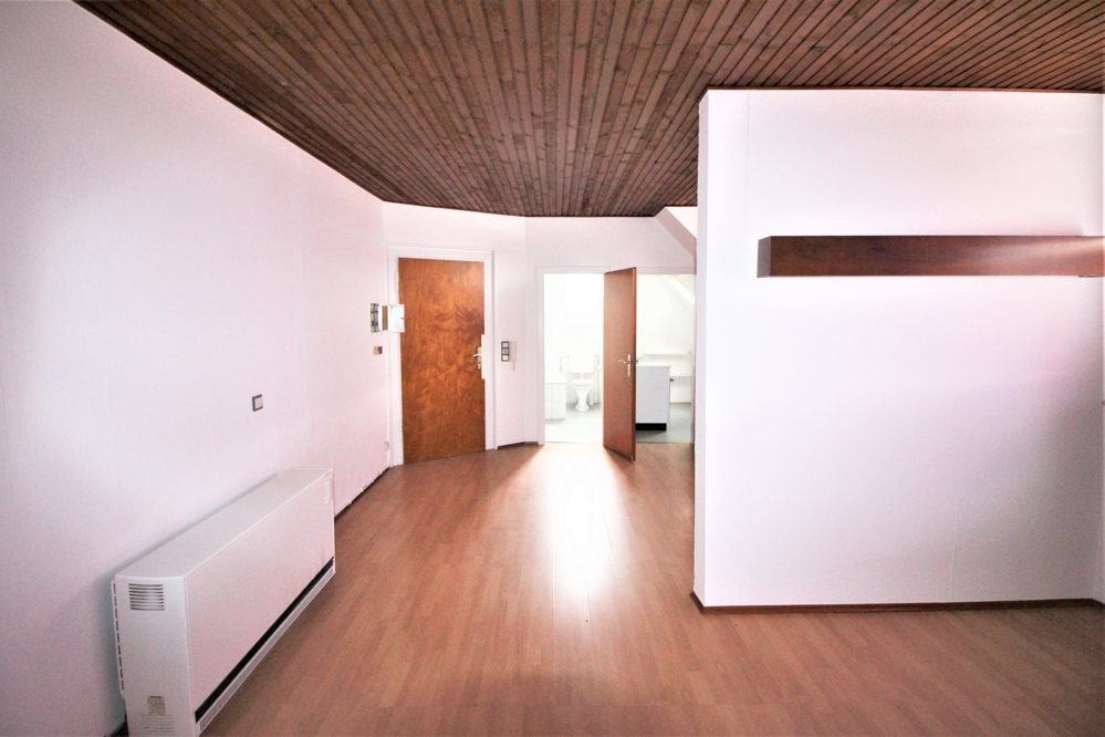 Immobilienangebot - Düsseldorf - Alle - Lörick: sanierungsbedürftiges Mehrfamilienhaus mit 8 Wohneinheiten und einem Bungalow im Hinterhof