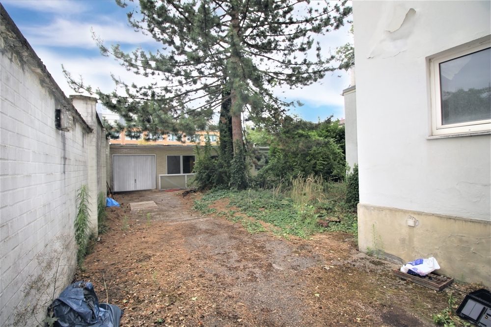 Immobilienangebot - Düsseldorf - Alle - Lörick: sanierungsbedürftiges Mehrfamilienhaus mit 8 Wohneinheiten und einem Bungalow im Hinterhof