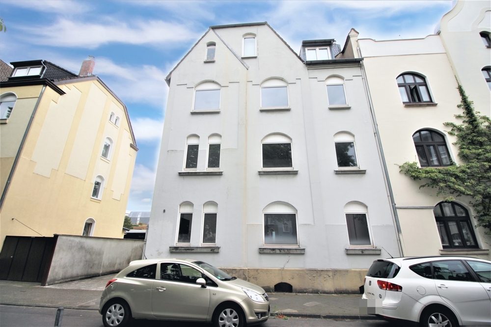 Immobilienangebot - Düsseldorf - Alle - Lörick: sanierungsbedürftiges Mehrfamilienhaus mit 8 Wohneinheiten und einem Bungalow im Hinterhof