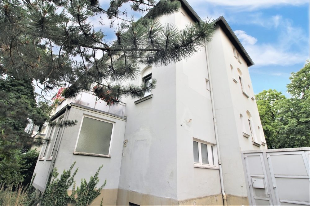 Immobilienangebot - Düsseldorf - Alle - Lörick: sanierungsbedürftiges Mehrfamilienhaus mit 8 Wohneinheiten und einem Bungalow im Hinterhof