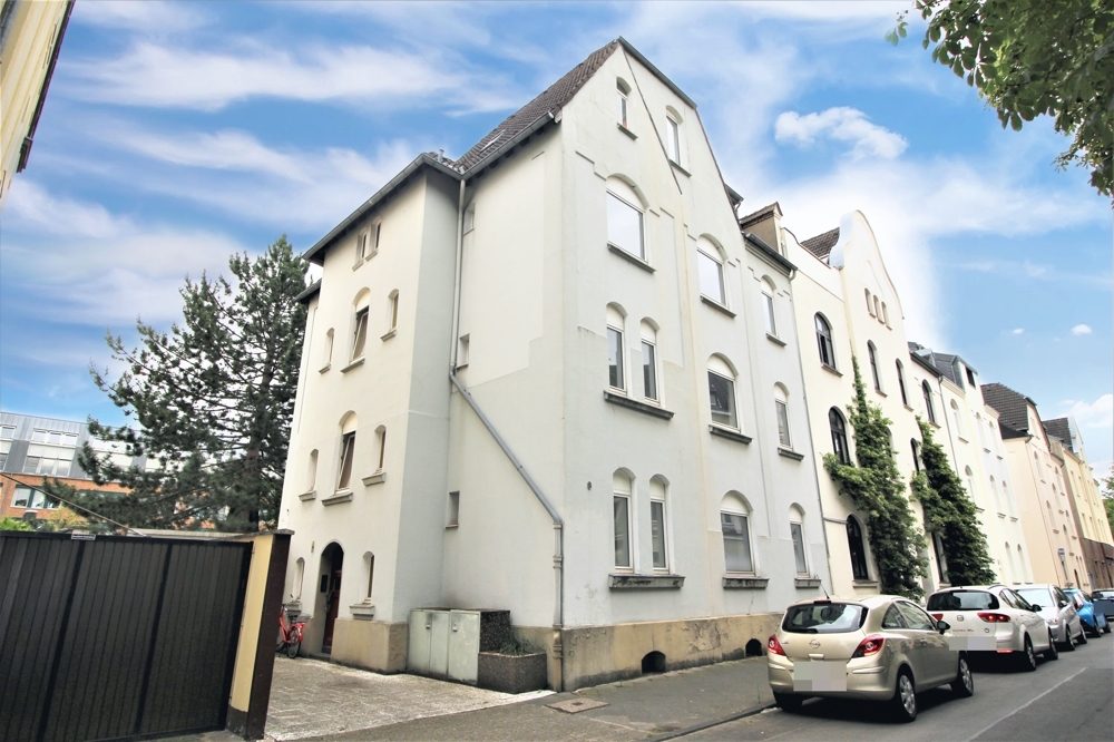 Immobilienangebot - Düsseldorf - Alle - Lörick: sanierungsbedürftiges Mehrfamilienhaus mit 8 Wohneinheiten und einem Bungalow im Hinterhof