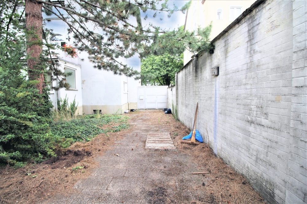 Immobilienangebot - Düsseldorf - Alle - Lörick: sanierungsbedürftiges Mehrfamilienhaus mit 8 Wohneinheiten und einem Bungalow im Hinterhof