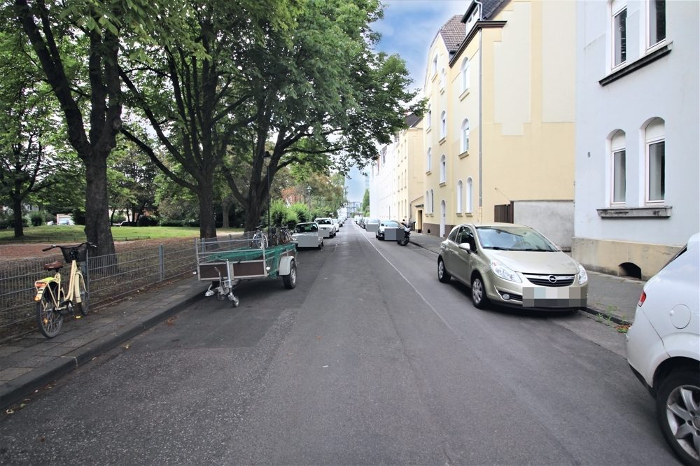 Immobilienangebot - Düsseldorf - Alle - Lörick: sanierungsbedürftiges Mehrfamilienhaus mit 8 Wohneinheiten und einem Bungalow im Hinterhof