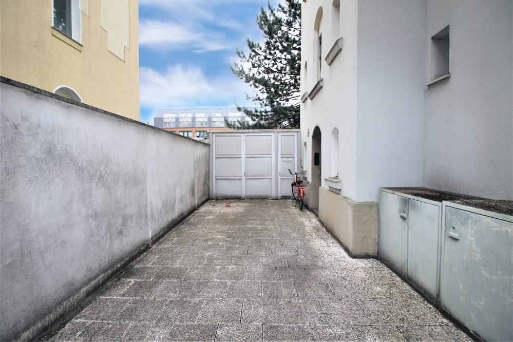 Immobilienangebot - Düsseldorf - Alle - Lörick: sanierungsbedürftiges Mehrfamilienhaus mit 8 Wohneinheiten und einem Bungalow im Hinterhof