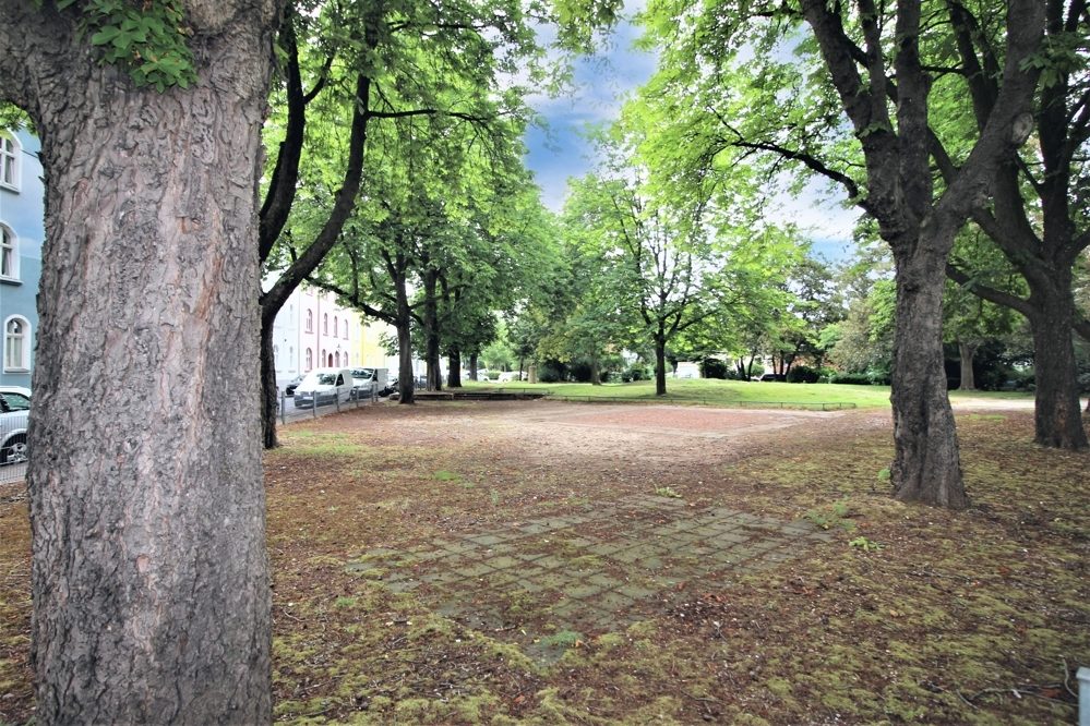 Immobilienangebot - Düsseldorf - Alle - Lörick: sanierungsbedürftiges Mehrfamilienhaus mit 8 Wohneinheiten und einem Bungalow im Hinterhof