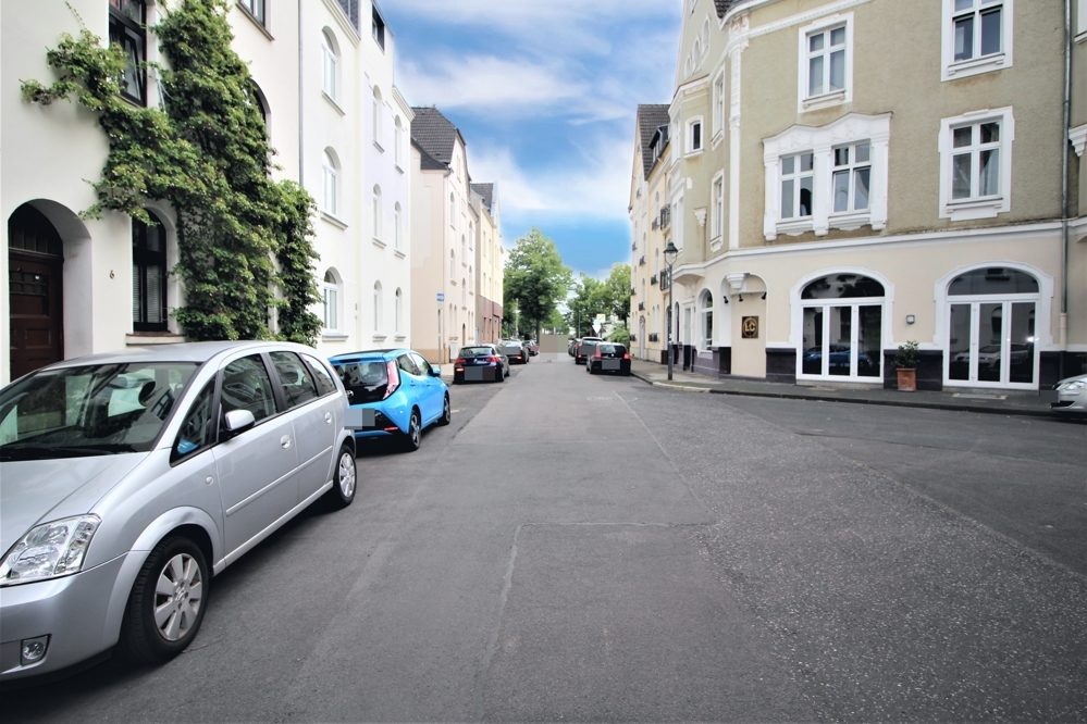 Immobilienangebot - Düsseldorf - Alle - Lörick: sanierungsbedürftiges Mehrfamilienhaus mit 8 Wohneinheiten und einem Bungalow im Hinterhof