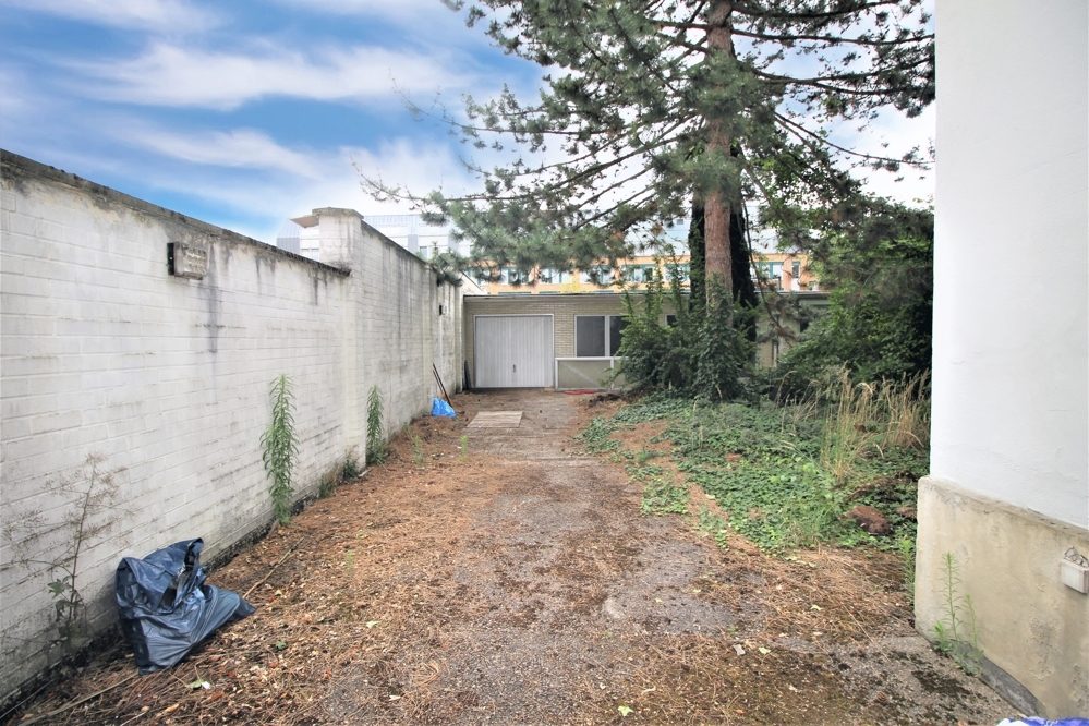 Immobilienangebot - Düsseldorf - Alle - Lörick: sanierungsbedürftiges Mehrfamilienhaus mit 8 Wohneinheiten und einem Bungalow im Hinterhof