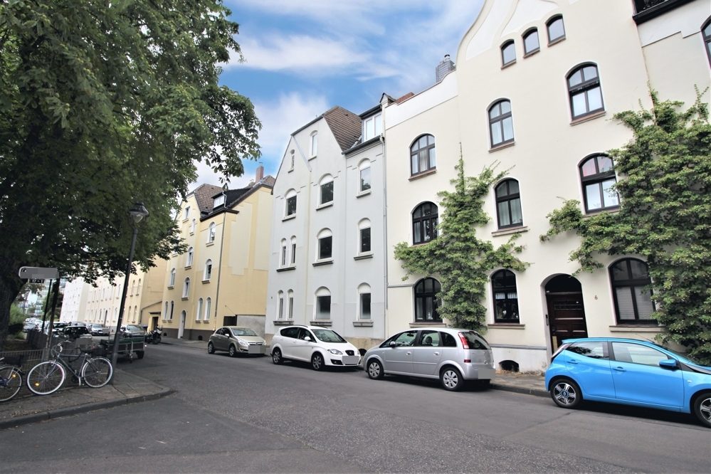 Immobilienangebot - Düsseldorf - Alle - Lörick: sanierungsbedürftiges Mehrfamilienhaus mit 8 Wohneinheiten und einem Bungalow im Hinterhof