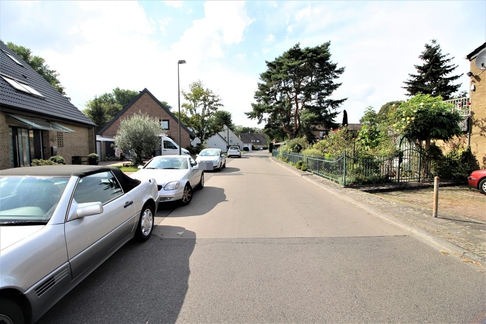 Immobilienangebot - Düsseldorf - Alle - Urdenbacher Altrhein: Dreifamilienhaus mit ca. 270 m² Wohnfläche auf ca. 1.404 m² großem Grundstück