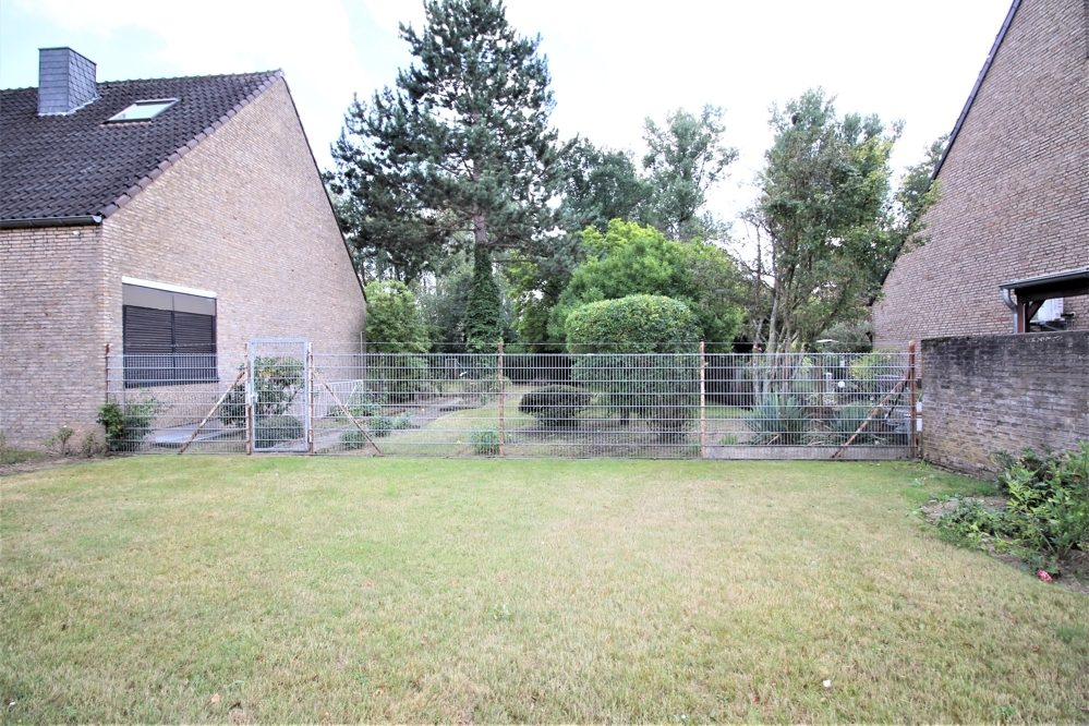 Immobilienangebot - Düsseldorf - Alle - Urdenbacher Altrhein: Dreifamilienhaus mit ca. 270 m² Wohnfläche auf ca. 1.404 m² großem Grundstück