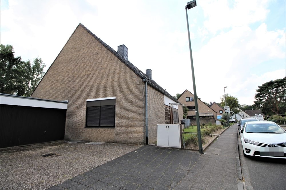 Immobilienangebot - Düsseldorf - Alle - Urdenbacher Altrhein: Dreifamilienhaus mit ca. 270 m² Wohnfläche auf ca. 1.404 m² großem Grundstück