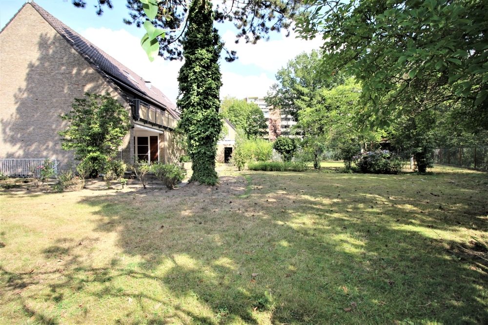 Immobilienangebot - Düsseldorf - Alle - Urdenbacher Altrhein: Dreifamilienhaus mit ca. 270 m² Wohnfläche auf ca. 1.404 m² großem Grundstück