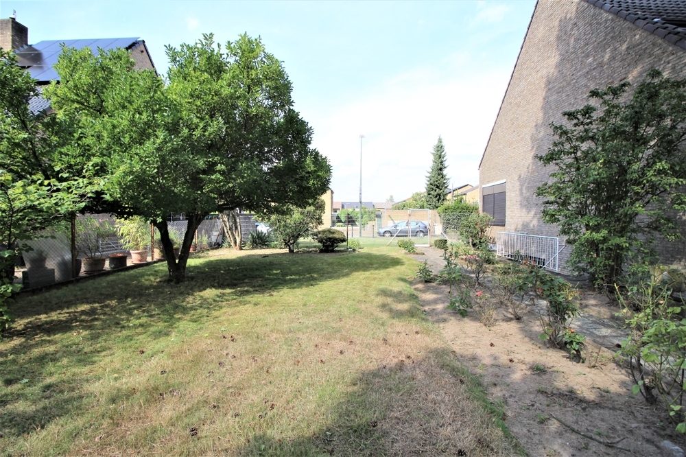 Immobilienangebot - Düsseldorf - Alle - Urdenbacher Altrhein: Dreifamilienhaus mit ca. 270 m² Wohnfläche auf ca. 1.404 m² großem Grundstück