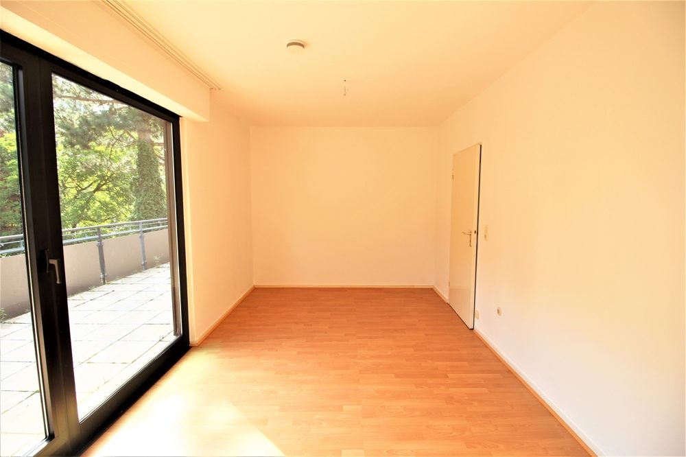 Immobilienangebot - Düsseldorf - Alle - Urdenbacher Altrhein: Dreifamilienhaus mit ca. 270 m² Wohnfläche auf ca. 1.404 m² großem Grundstück
