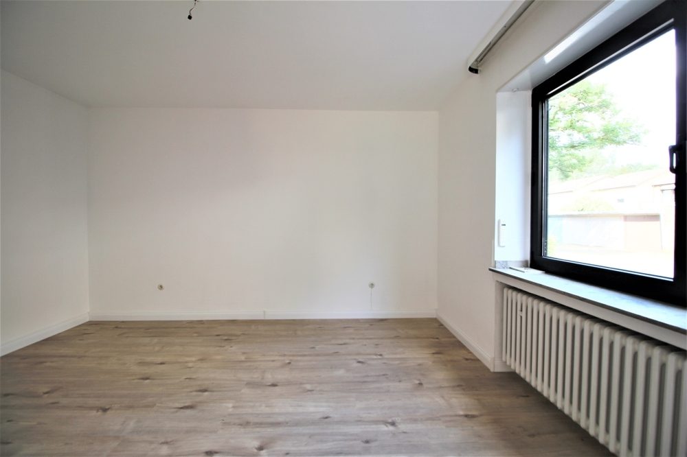 Immobilienangebot - Düsseldorf - Alle - Urdenbacher Altrhein: Dreifamilienhaus mit ca. 270 m² Wohnfläche auf ca. 1.404 m² großem Grundstück