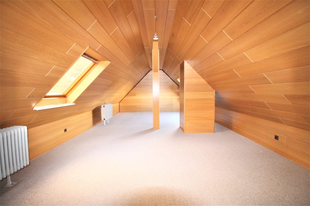 Immobilienangebot - Düsseldorf - Alle - Urdenbacher Altrhein: Dreifamilienhaus mit ca. 270 m² Wohnfläche auf ca. 1.404 m² großem Grundstück