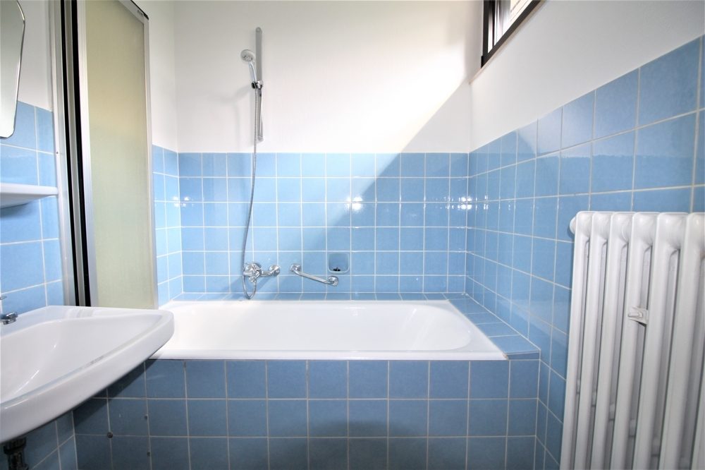 Immobilienangebot - Düsseldorf - Alle - Urdenbacher Altrhein: Dreifamilienhaus mit ca. 270 m² Wohnfläche auf ca. 1.404 m² großem Grundstück