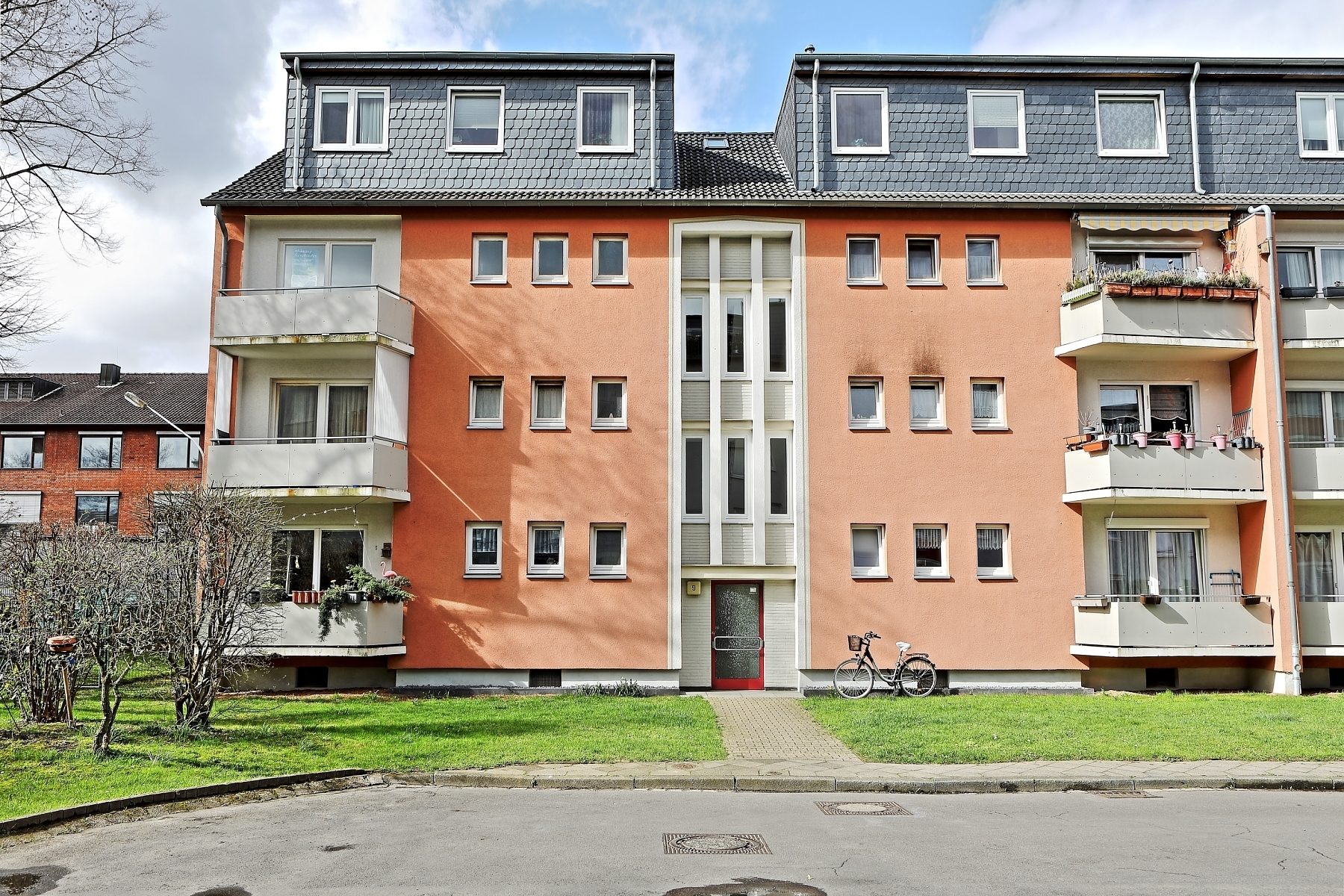 Immobilienangebot - Düsseldorf / Unterrath - Alle - Mit pot. Einliegerwohnung: sanierte 4 Zi. mit 2 Bädern, 2 Balkonen und Stellplatz in Unterrath!