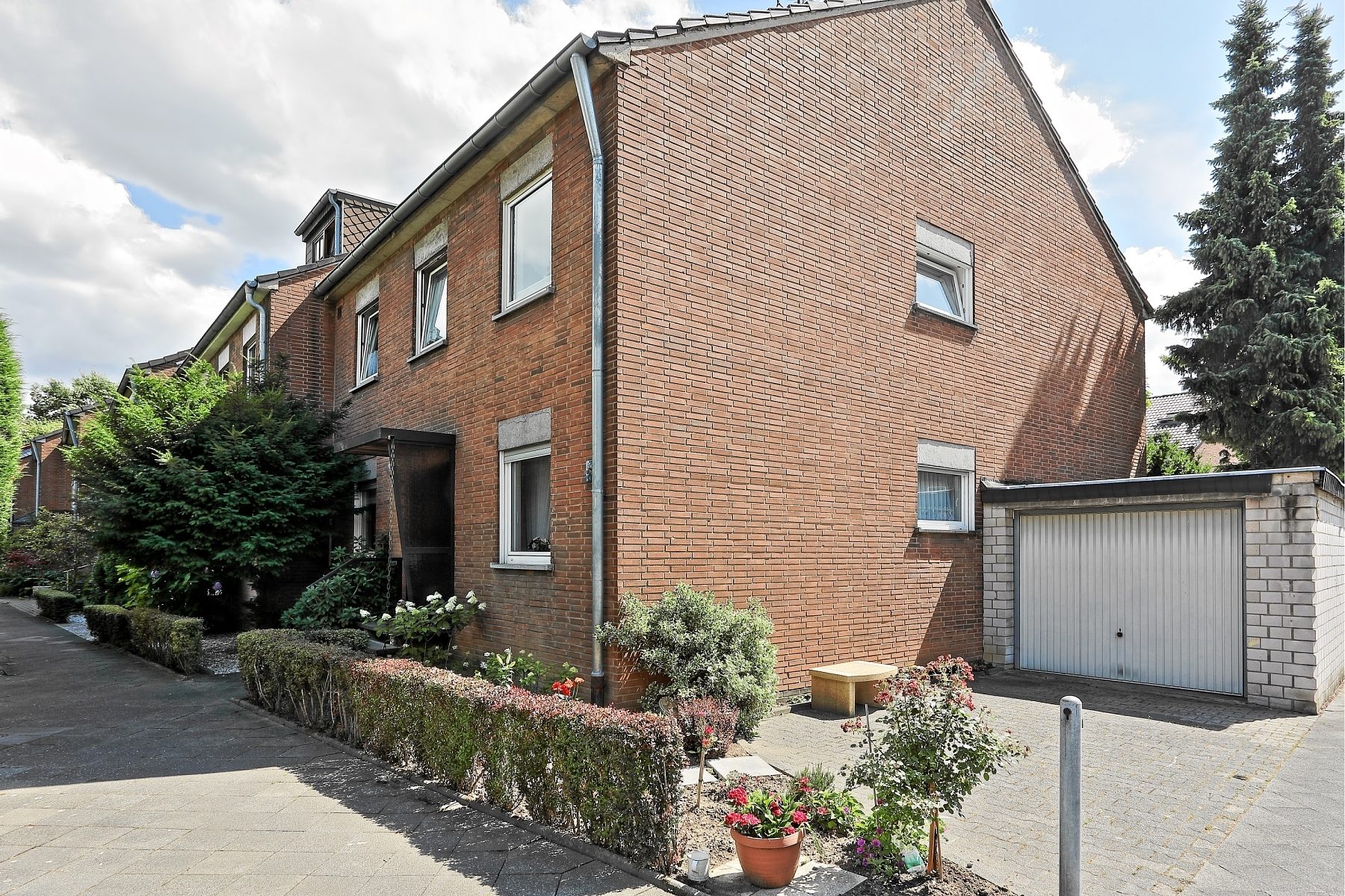 Immobilienangebot - Düsseldorf - Alle - Gerresheim: Reihenendhaus mit Südgarten, Balkon und Garage auf Erbpachtgrundstück