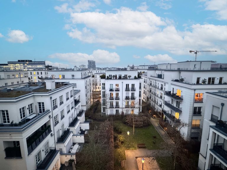 Immobilienangebot - Düsseldorf - Alle - Heinrich-Heine-Gärten: exklusive 5-Zimmer mit TG-Stellplatz, Terrasse, Garten & Balkon in Top-Lage!
