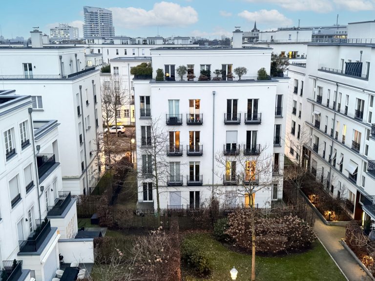 Immobilienangebot - Düsseldorf - Alle - Heinrich-Heine-Gärten: exklusive 5-Zimmer mit TG-Stellplatz, Terrasse, Garten & Balkon in Top-Lage!