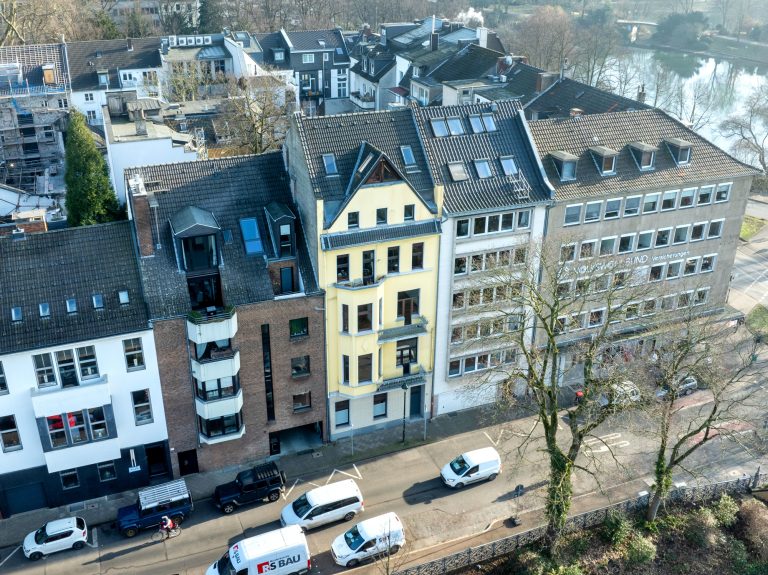 Immobilienangebot - Düsseldorf / Altstadt - Alle - Carlstadt: einzigartiger Blick auf den Spee'schen Graben! 3-Zimmer-Altbauwohnung in begehrter Lage