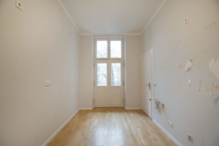 Immobilienangebot - Düsseldorf / Altstadt - Alle - Carlstadt: einzigartiger Blick auf den Spee'schen Graben! 3-Zimmer-Altbauwohnung in begehrter Lage
