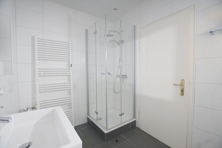 Immobilienangebot - Düsseldorf / Altstadt - Alle - Carlstadt: einzigartiger Blick auf den Spee'schen Graben! 3-Zimmer-Altbauwohnung in begehrter Lage