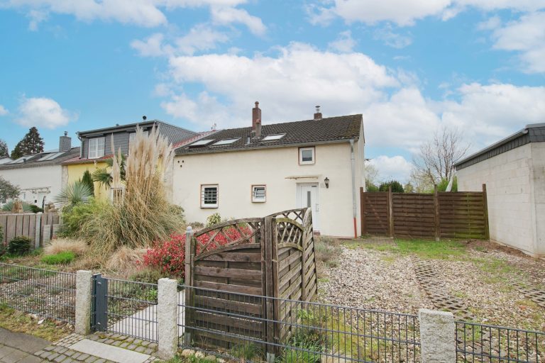 Immobilienangebot - Düsseldorf - Alle - Reihenendhaus in Unterrath mit viel Potenzial: Sanierungsbedürftig mit Garten & Stellplatz