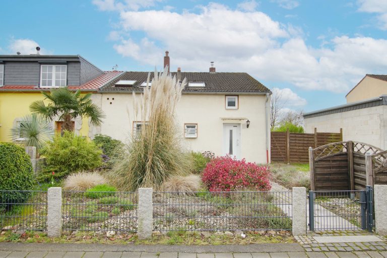 Immobilienangebot - Düsseldorf - Alle - Reihenendhaus in Unterrath mit viel Potenzial: Sanierungsbedürftig mit Garten & Stellplatz